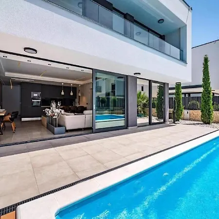 Alpha - Four Bedroom With Swimming Pool * Rab Town