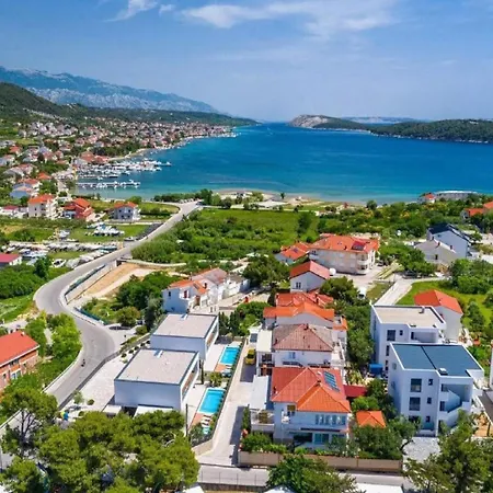 Villa Alpha - Four Bedroom With Swimming Pool Rab Town