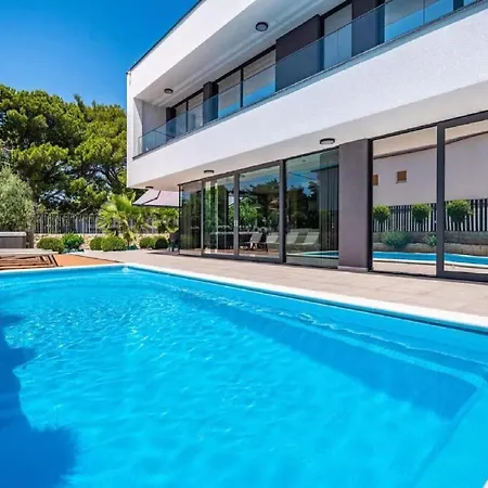 Alpha - Four Bedroom With Swimming Pool Rab Town