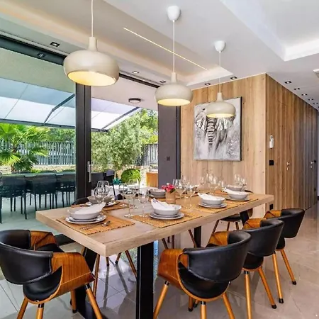 Villa Alpha - Four Bedroom With Swimming Pool