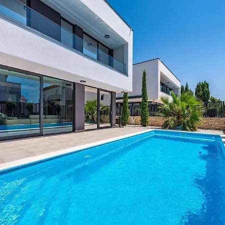 Villa Alpha - Four Bedroom With Swimming Pool Rab Town
