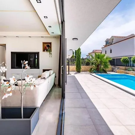 Alpha - Four Bedroom With Swimming Pool