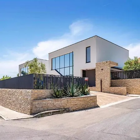 Villa Alpha - Four Bedroom With Swimming Pool