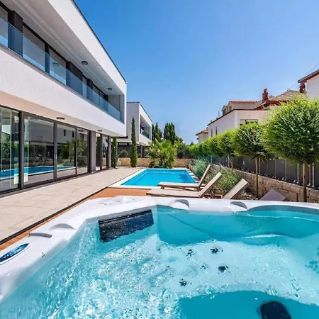 Villa Alpha - Four Bedroom With Swimming Pool *