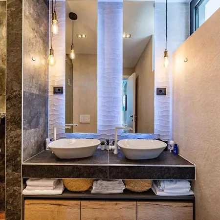 Villa Alpha - Four Bedroom With Swimming Pool Rab Town