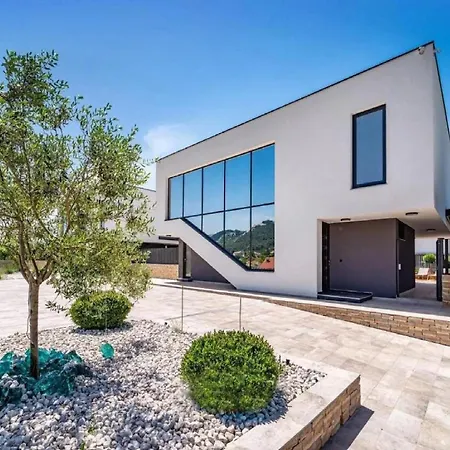 Alpha - Four Bedroom With Swimming Pool