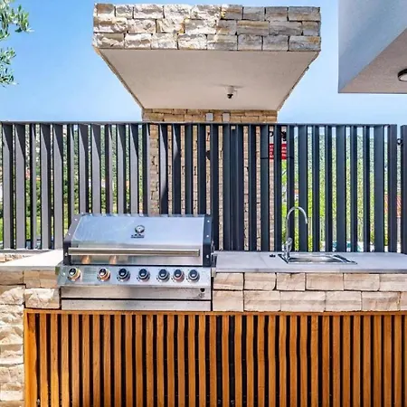 Villa Alpha - Four Bedroom With Swimming Pool Rab Town