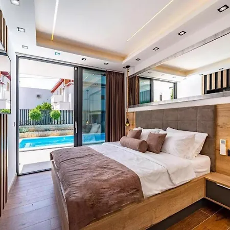 Alpha - Four Bedroom With Swimming Pool *
