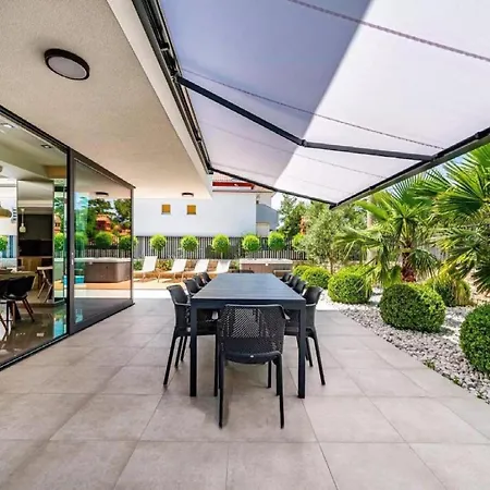 Alpha - Four Bedroom With Swimming Pool Rab Town
