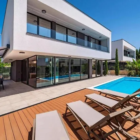 Alpha - Four Bedroom With Swimming Pool *