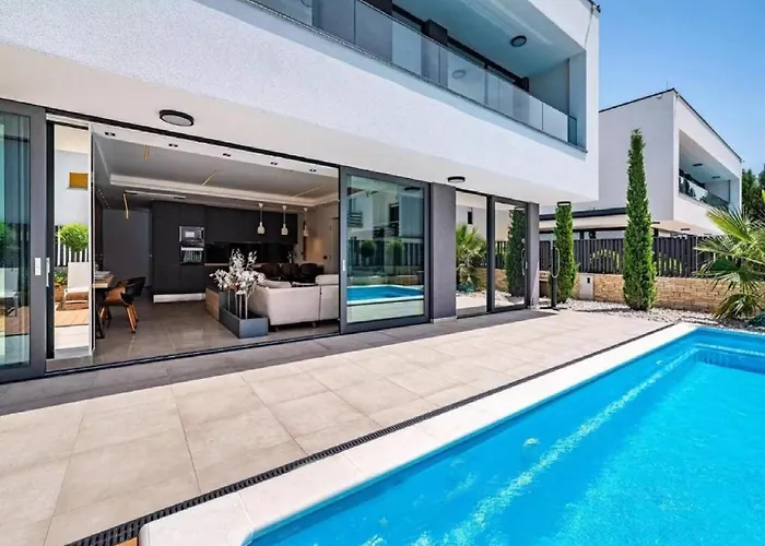 Alpha - Four Bedroom With Swimming Pool * Ραμπ