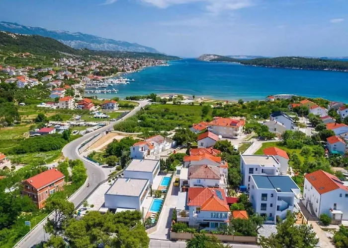 Βίλα Alpha - Four Bedroom With Swimming Pool Ραμπ