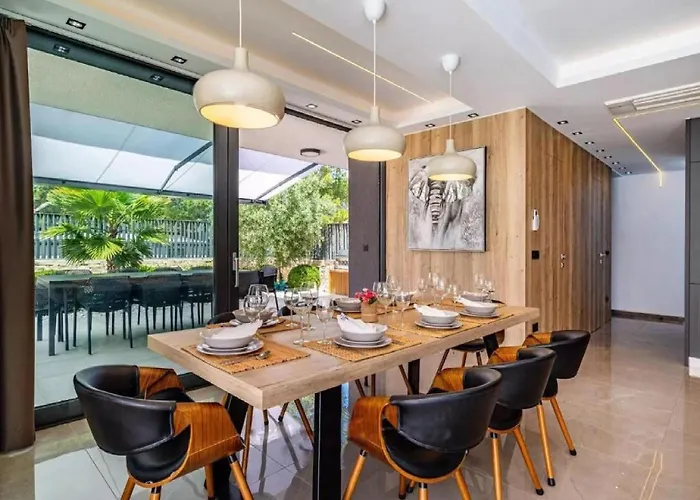 Βίλα Alpha - Four Bedroom With Swimming Pool