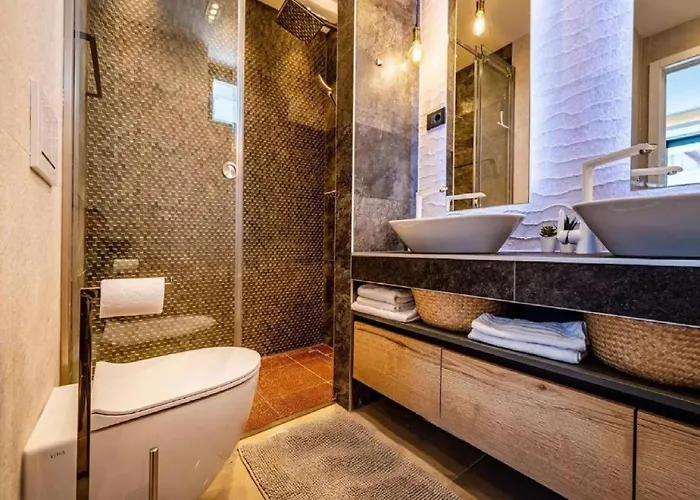 Alpha - Four Bedroom With Swimming Pool Βίλα *