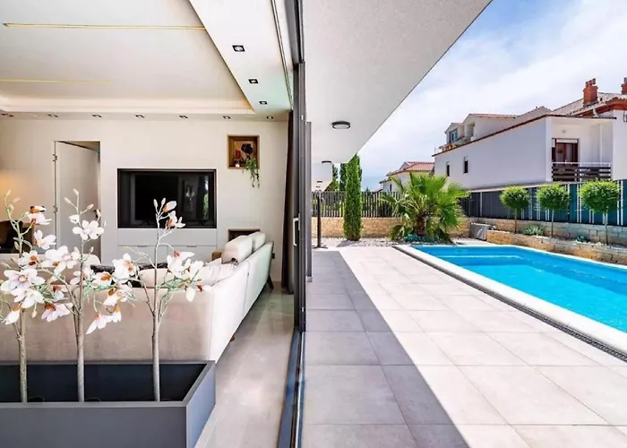 Alpha - Four Bedroom With Swimming Pool