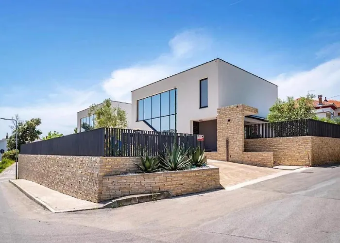 Βίλα Alpha - Four Bedroom With Swimming Pool
