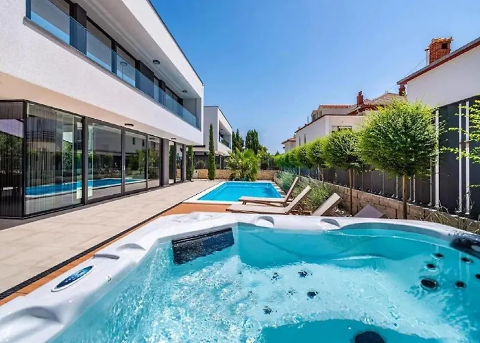 Βίλα Alpha - Four Bedroom With Swimming Pool *