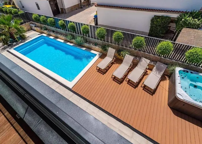 Alpha - Four Bedroom With Swimming Pool *