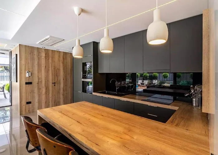 Alpha - Four Bedroom With Swimming Pool Βίλα *