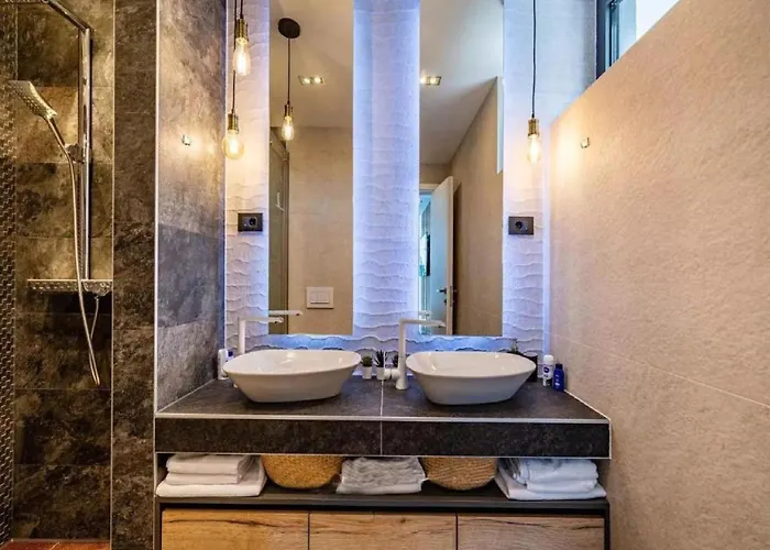 Βίλα Alpha - Four Bedroom With Swimming Pool Ραμπ