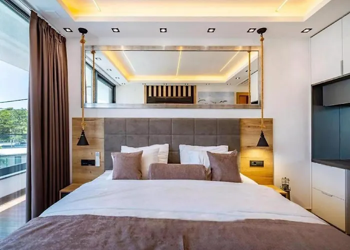Alpha - Four Bedroom With Swimming Pool *
