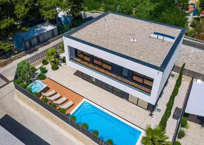 Alpha - Four Bedroom With Swimming Pool Βίλα