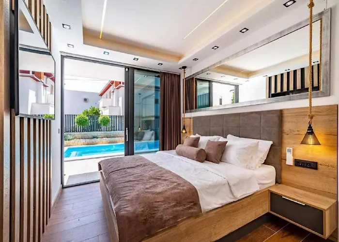 Alpha - Four Bedroom With Swimming Pool *