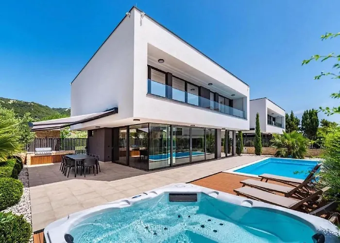 Alpha - Four Bedroom With Swimming Pool