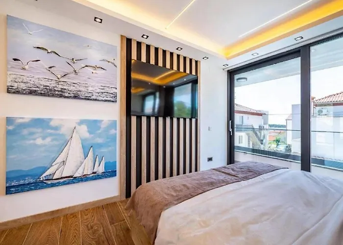 Alpha - Four Bedroom With Swimming Pool Βίλα