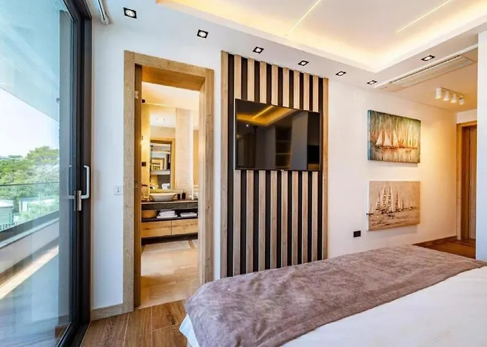 Alpha - Four Bedroom With Swimming Pool Βίλα *