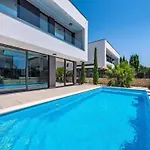 Villa Alpha - Four Bedroom With Swimming Pool Rab Town