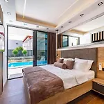 Alpha - Four Bedroom With Swimming Pool *