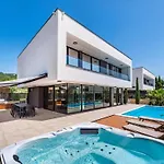 Alpha - Four Bedroom With Swimming Pool