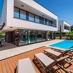Alpha - Four Bedroom With Swimming Pool *