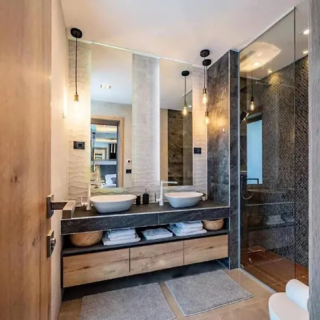 Alpha - Four Bedroom With Swimming Pool Villa Rab Town