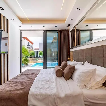 Alpha - Four Bedroom With Swimming Pool Villa Rab Town