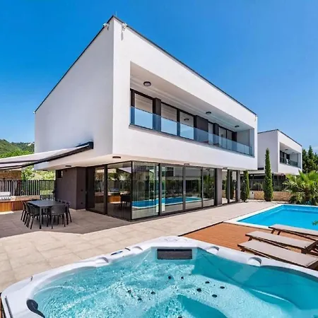 Alpha - Four Bedroom With Swimming Pool