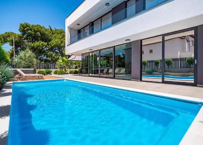 Alpha - Four Bedroom With Swimming Pool Rab Town