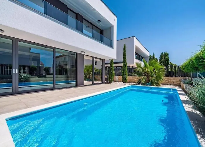 Villa Alpha - Four Bedroom With Swimming Pool Rab Town
