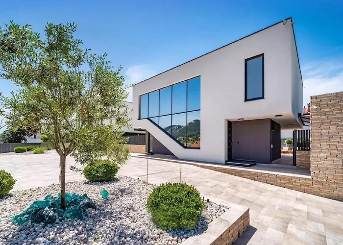 Alpha - Four Bedroom With Swimming Pool
