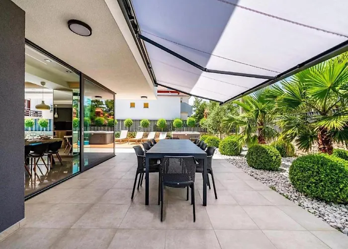 Alpha - Four Bedroom With Swimming Pool Rab Town