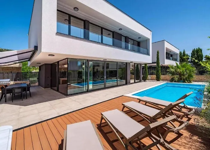 Alpha - Four Bedroom With Swimming Pool *
